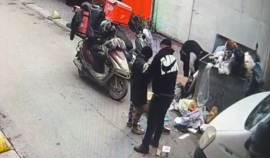 Yürekleri ısıtan görüntü: Soğukta üşüyen çocuğa ceketini çıkarıp verdi