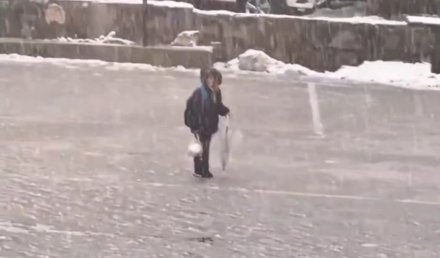 Kar altında tek başına İstiklal Marşı okudu