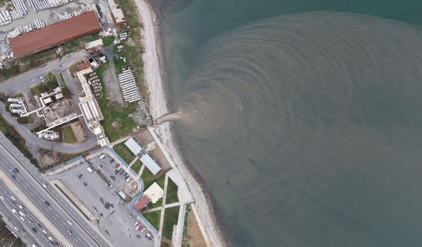 İstanbul'da korkutan görüntü! Atık suları Marmara Denizi'nin rengini değiştiriyor