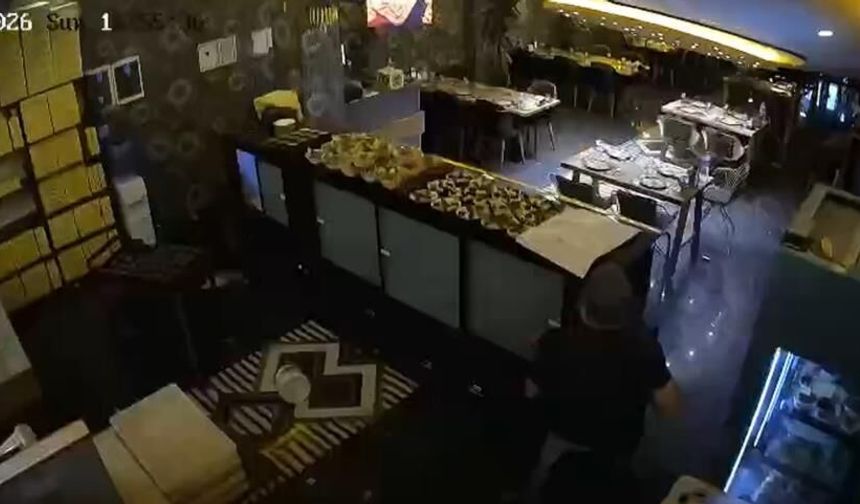 Sakarya'da faciadan dönüldü! İftara saatler kala kebapçının tavanı çöktü