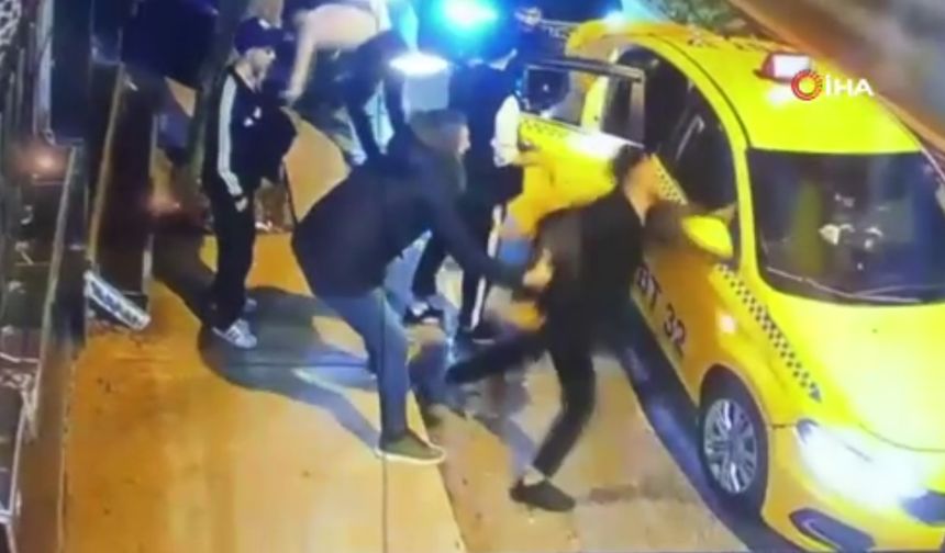 5 kişi binmeye çalıştılar alınmayınca çılgına döndüler! Taksiciye saldırıp aracı tekmeledi