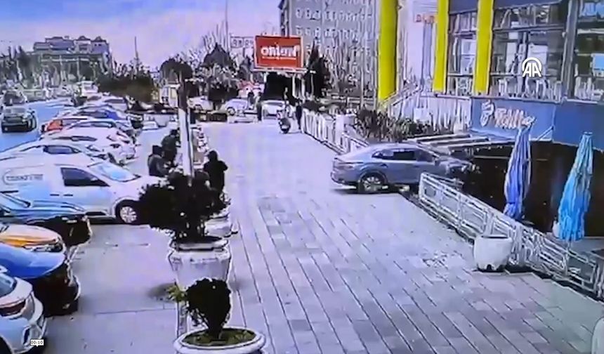 Çorlu’da kontrolden çıkan otomobil AVM’ye daldı!