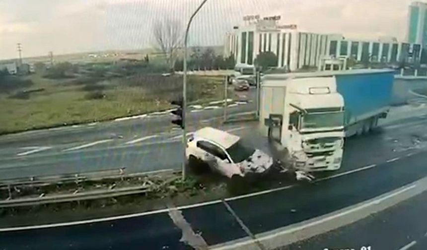 Tekirdağ’da kırmızı ışık faciası! Tır otomobili hurdaya çevirdi...