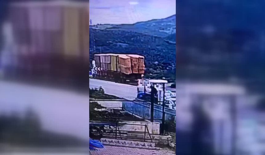Tırdan düşen saman balyalarının altında kalarak can verdi