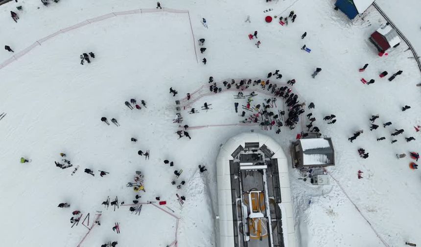Yurduntepe Kayak Merkezi'nde ziyaretçiler kayak yapıp halay çekti