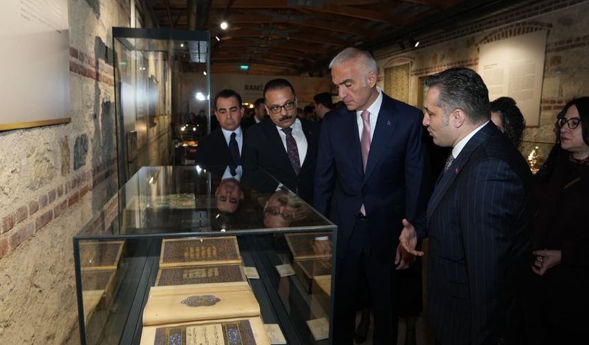 İki İznik çinisi yıllar sonra yeniden Türkiye’de! 57 paha biçilmez eser aynı sergide buluştu