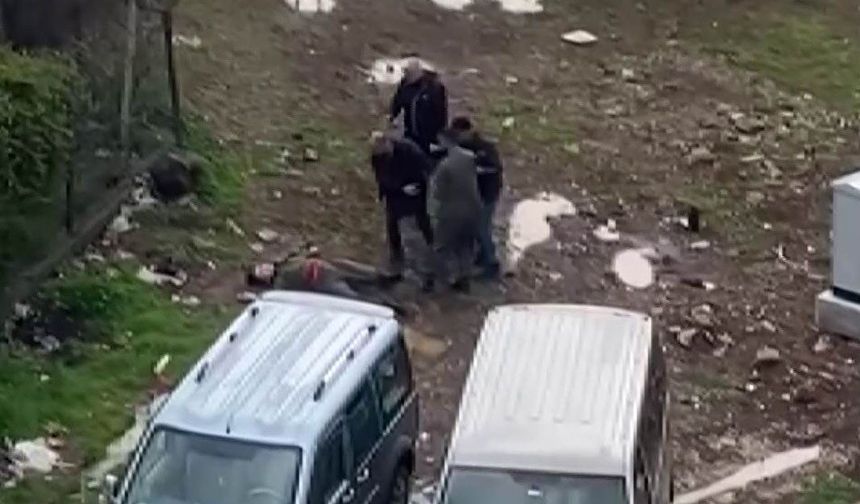 Bıçaklı kavgayı ayırmak istedi, baygınlık geçirdi: O anlar kamerada