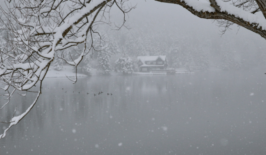 Abant ve Gölcük'te martta yağan kar tatilcileri sevindirdi