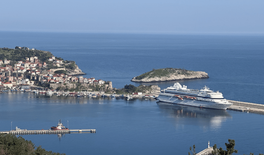 "Astoria Grande" kruvaziyeri 942 yolcusuyla Amasra'ya geldi