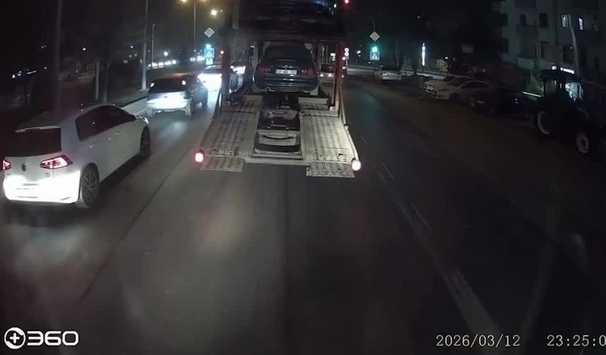 Bolu'da seyir halindeki çekiciden otomobil böyle düştü