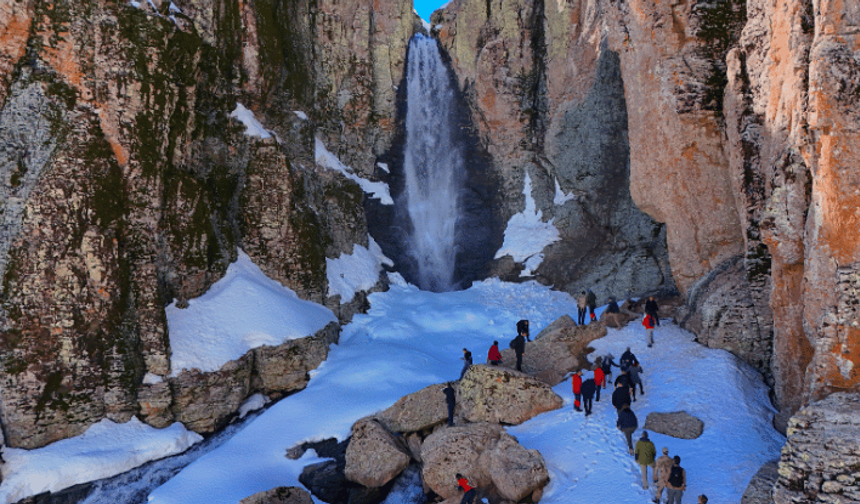 Eriyen kar sayesinde yeniden canlanan Çır Şelalesi ziyaretçilerini ağırlıyor