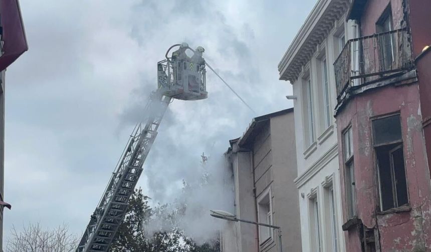 Fatih'te 3 katlı binada yangın: Ölü ve yaralılar var