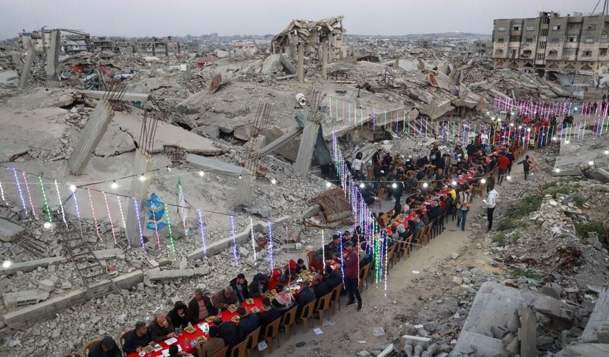 Gazze'de yıkımın yaşandığı mahallede toplu iftar