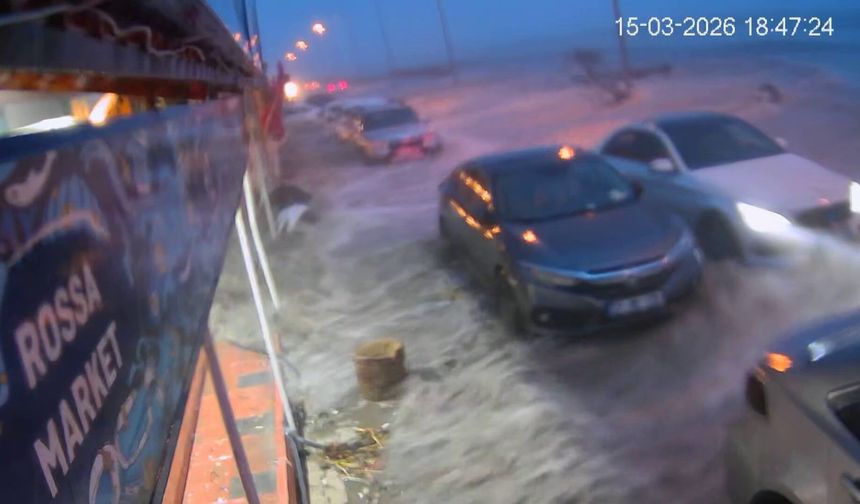 Hatay'da denizin taşmasıyla sahil yolu ve işletmeler su altında kaldı