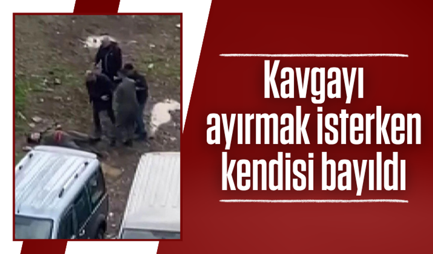 Bıçaklı kavgayı ayırmak istedi, baygınlık geçirdi: O anlar kamerada