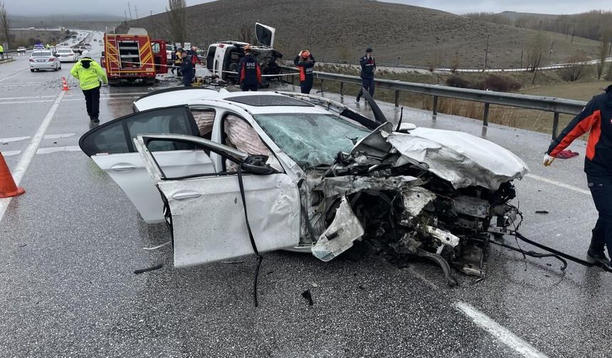Konya'da feci kaza! Otomobil hafif ticari araçla çarpıştı: Baba oğul öldü, 4 kişi yaralandı
