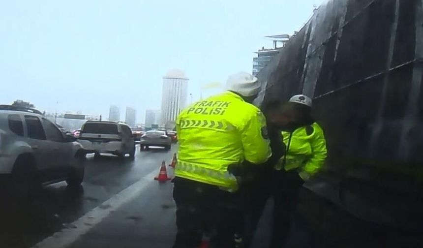 Nefessiz kalan sürücüye polisten hayat kurtaran müdahale