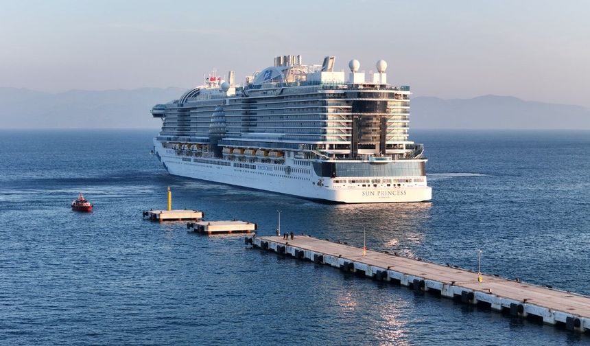 “Sun Princess” Kuşadası’na demirledi! Binlerce turist kıyıya indi...