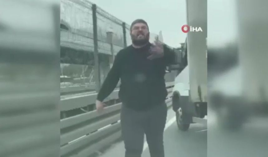 Küfürler savurup yolunu kesti! Arabasını böyle yumrukladı...