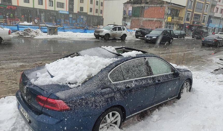 Üzerine kar kütlesi düşen araç pert oldu