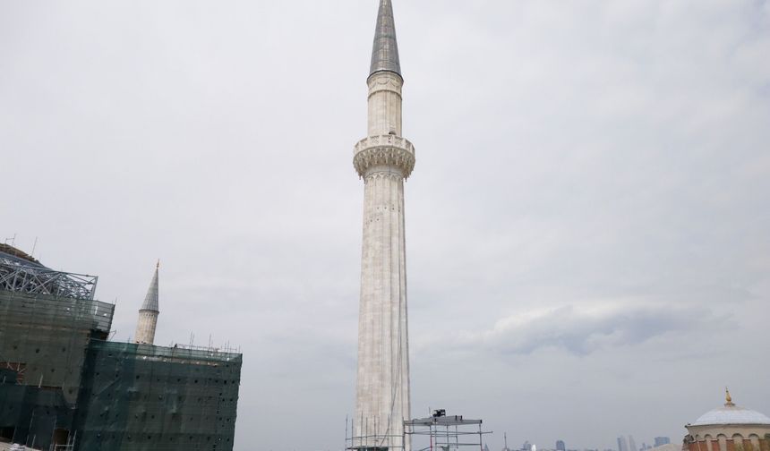 Ayasofya-i Kebir Camii'nin kuzeydoğu minaresinde restorasyon tamamlandı