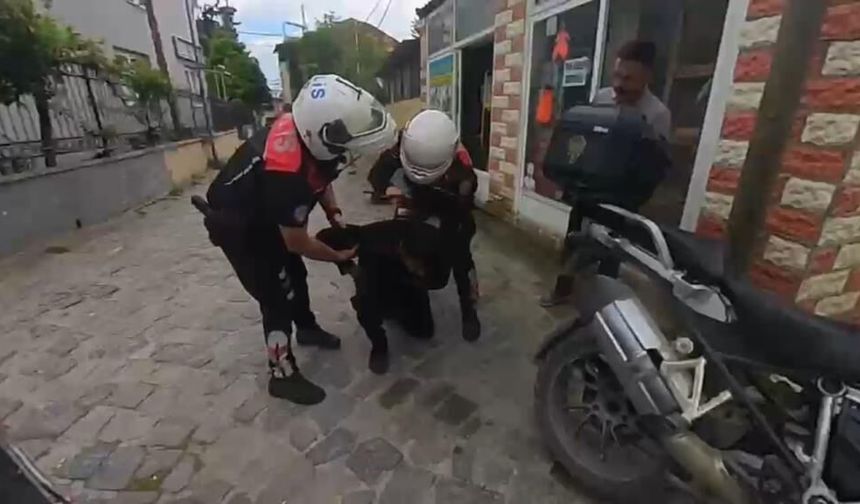 Boğazına şeker kaçan motorcuyu polis kurtardı