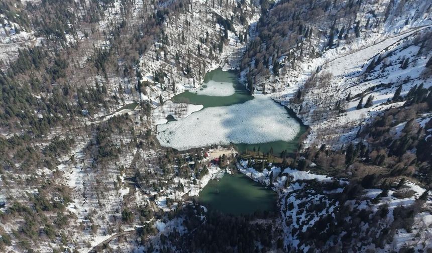 Borçka Karagöl Tabiat Parkı ziyaretçilerini ağırlamaya devam ediyor