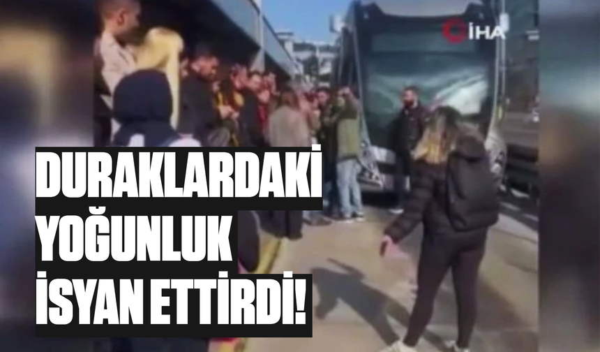 Duraklardaki yoğunluk isyan ettirdi! Metrobüsün önünü kestiler