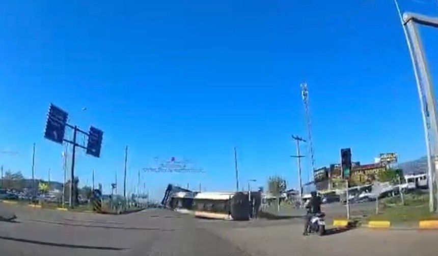 Facianın eşiğinden dönüldü! Akaryakıt yüklü tır böyle devrildi