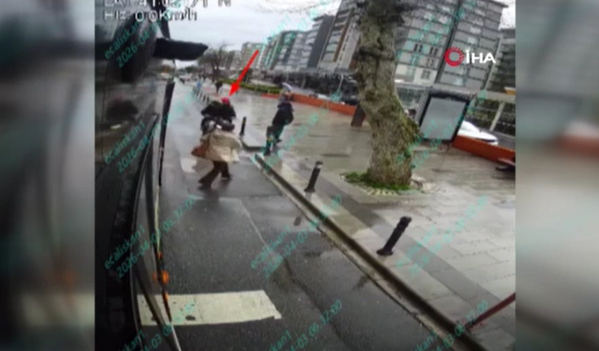 İETT otobüsünden inen yolcuya motosiklet çarptı