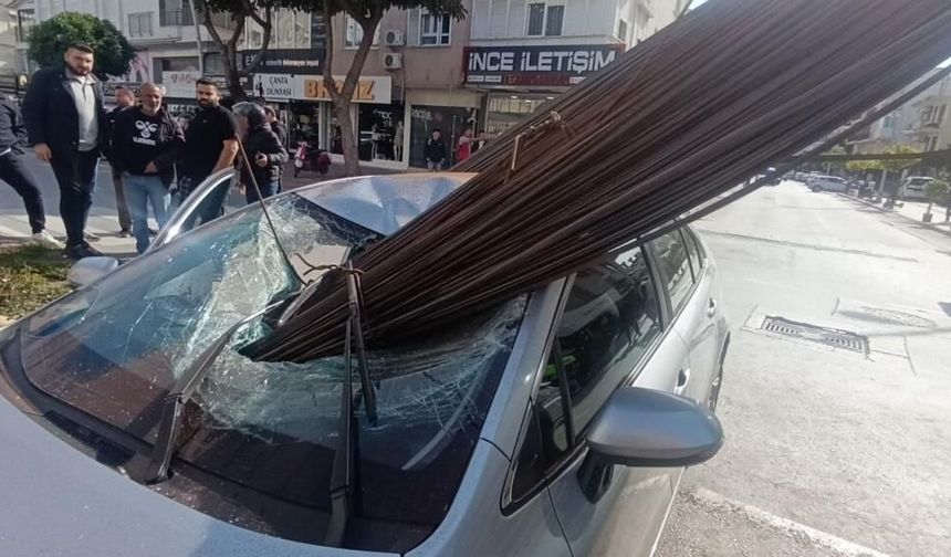 İnşaat demirleri seyir halindeki otomobile ok gibi saplandı