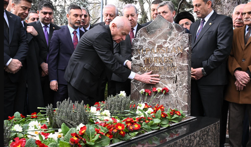 MHP Genel Başkanı Bahçeli'den Alparslan Türkeş'in kabrine ziyaret