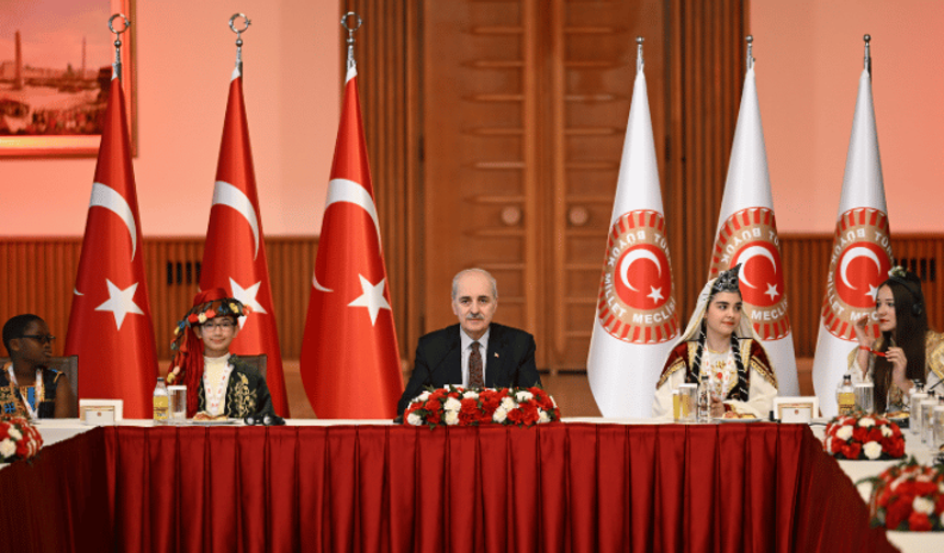 Numan Kurtulmuş, Meclis'te dünya çocuklarını kabul etti