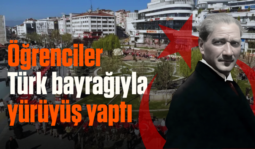 Öğrenciler dev Türk bayrağıyla yürüyüş yaptı