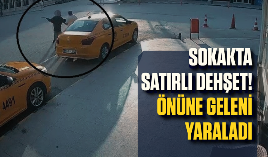 Sokakta satırlı dehşet! Önüne geleni yaraladı