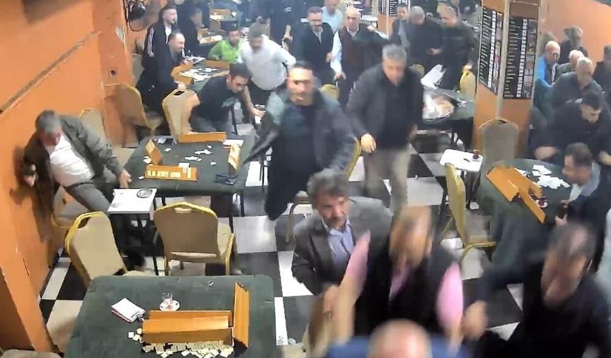 Sultangazi’de yüksek sesli otomobil ortalığı karıştırdı: Vatandaşlar deprem diye kaçtı