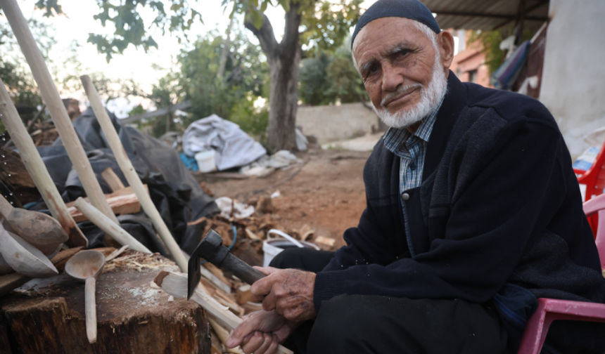 85 yaşındaki kaşık ustası 70 yıldır ağaca şekil veriyor