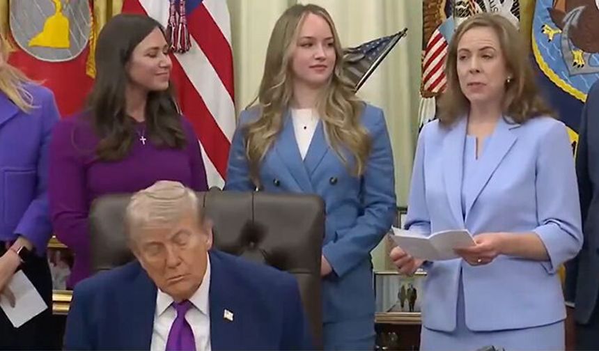 ABD Başkanı Trump, Oval Ofis’te düzenlenen bir etkinlikte uyukladı