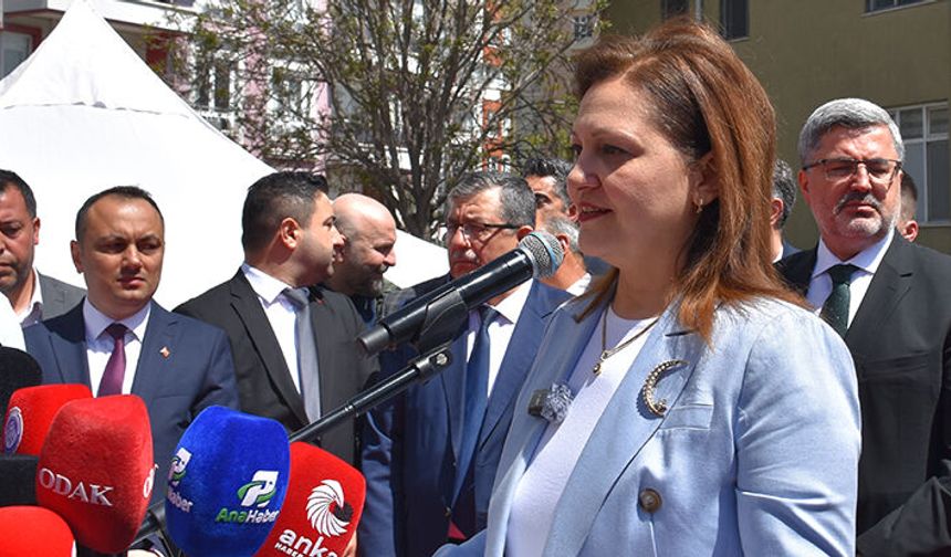 AK Parti’ye katılan Burcu Köksal, Afyonkarahisar’da coşkuyla karşılandı