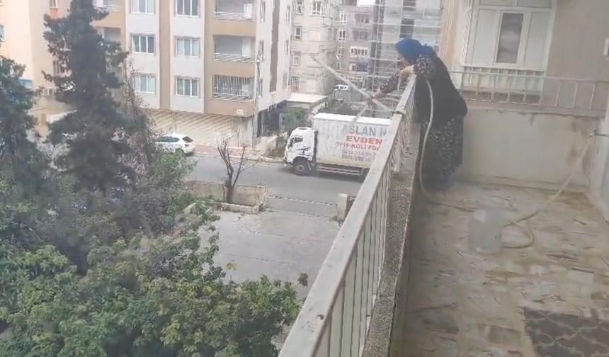 Park halindeki araç alev aldı! Balkondan yangına müdahale etti