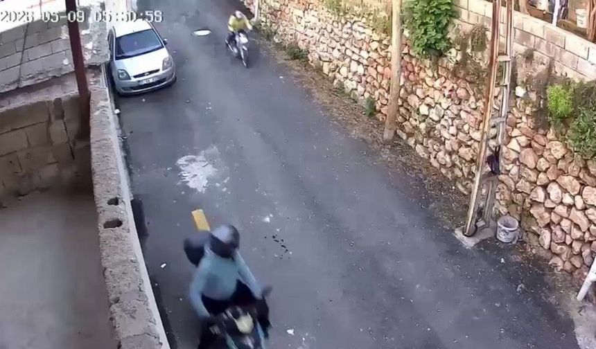 Film gibi hırsızlık kamerada: Önce tırmandılar sonra anahtarı alıp otomobili çaldılar