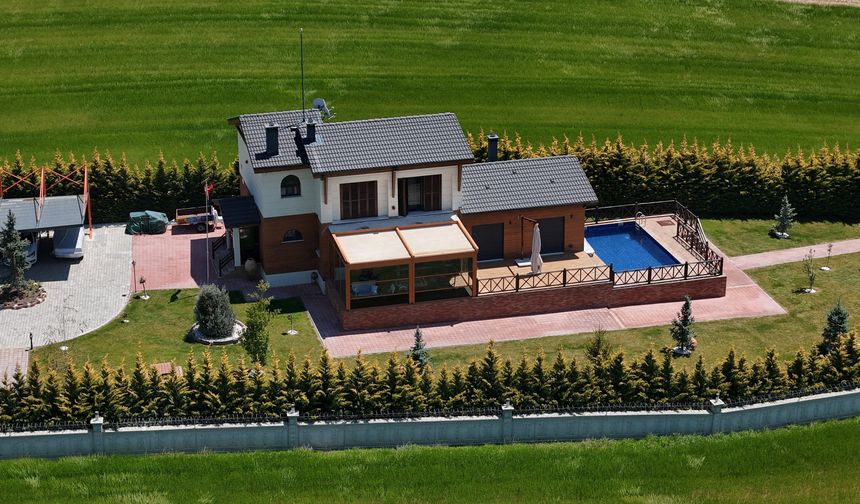 Yolsuzluk operasyonunda yeni ayrıntılar: Oğlunun üzerine şirket kurup köye villa yaptırmış!