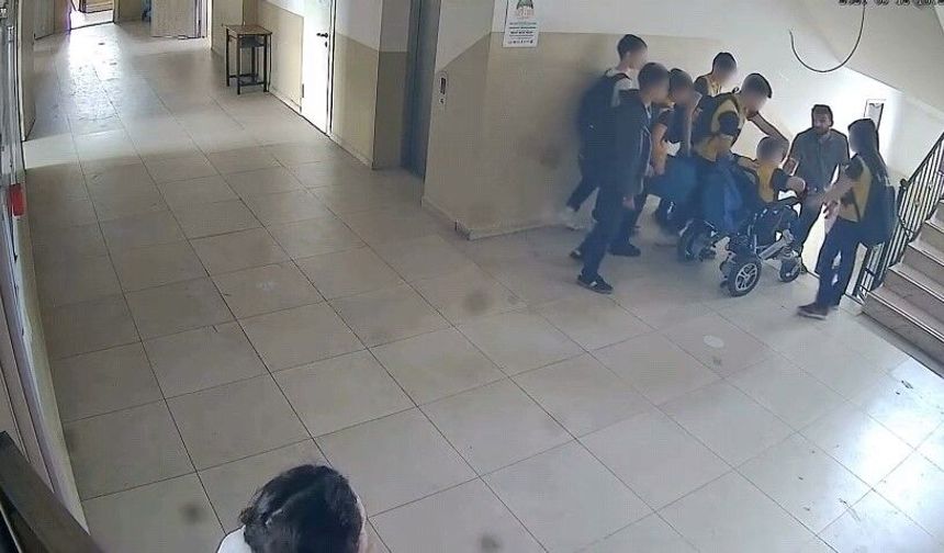 Engelli öğrencisini sırtında taşıyan öğretmen yürekleri ısıttı: İşte o anlar...