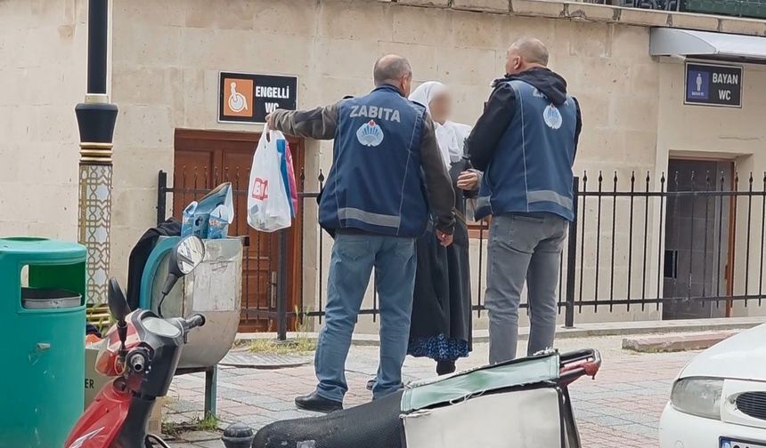 Dilenci kadın zabıtayı çileden çıkardı: Polis ekipleri devreye girdi! O anlar kamerada...