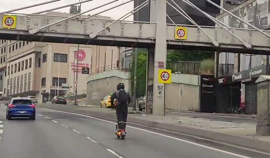 E-5’te scooterla tehlikeli yolculuk kamerada: "Biraz tehlike arz ediyor sanki"