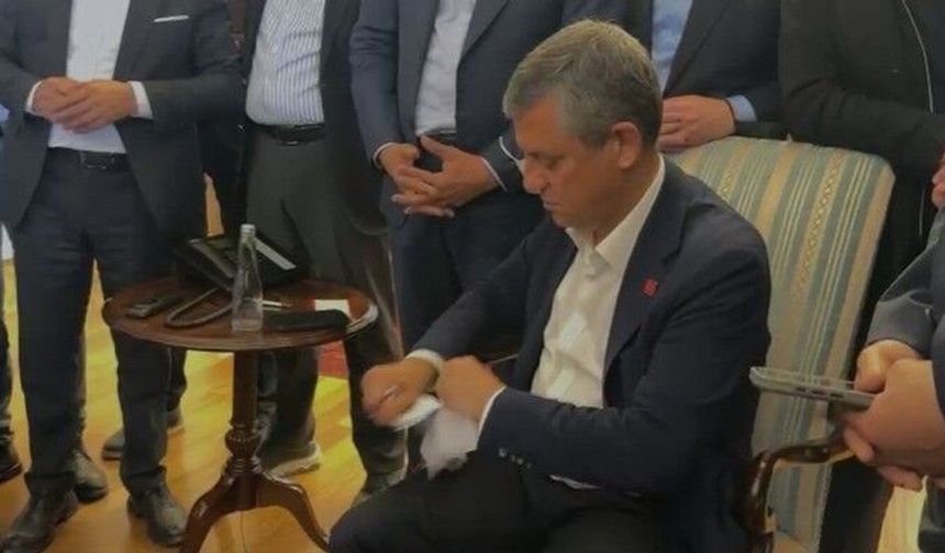 Özgür Özel kendisine verilen mutlak butlan tebligatını yırttı