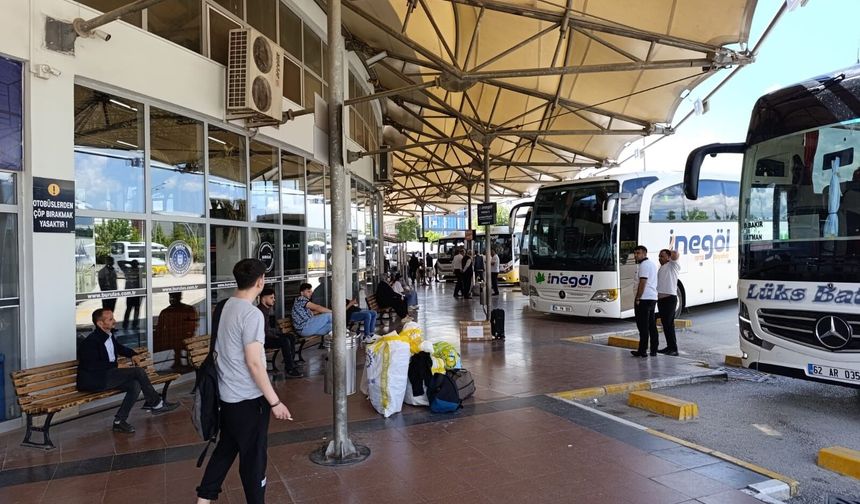Dalgınlık pahalıya patlayacaktı! Otobüse bindi, yarım kilo altın dolu çantasını unuttu