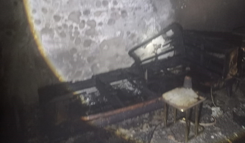 Üçlü prizden çıkan yangın evi küle çevirdi