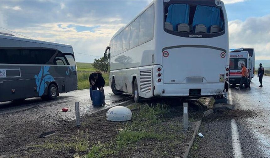 Aksaray’da tur otobüsü refüje çarptı: 16 kişi yaralandı