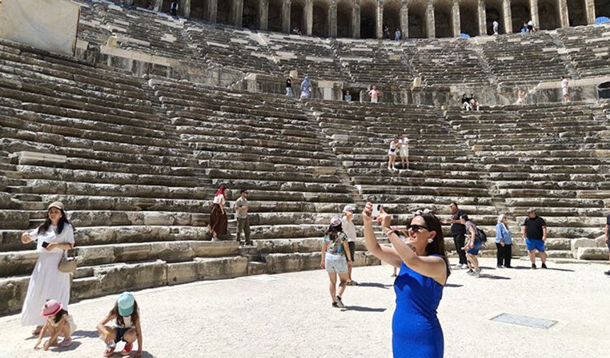 Antalya, bayramda yerli ve yabancı turistlerin uğrak noktası oldu